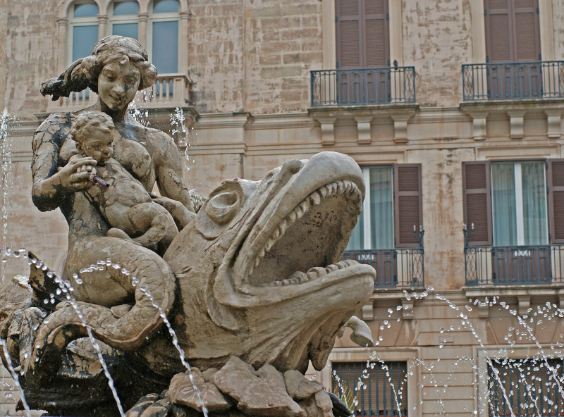 Fontana di Diana in Syracuse, Italy.  Photo © by Heidemarie Niemann.