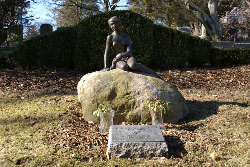 The Little Mermaid - replica on Victor Borge's grave.