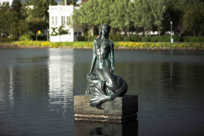 Iceland\'s Hafmeyjan (Mermaid) Statue by Nína Sæmundsson.  Photo © Bjarki Bragason.