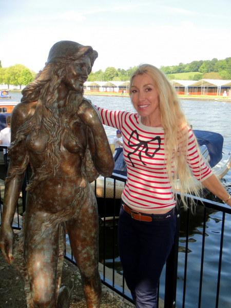 Amaryllis and her sculpture 'Ama of the Thames'
