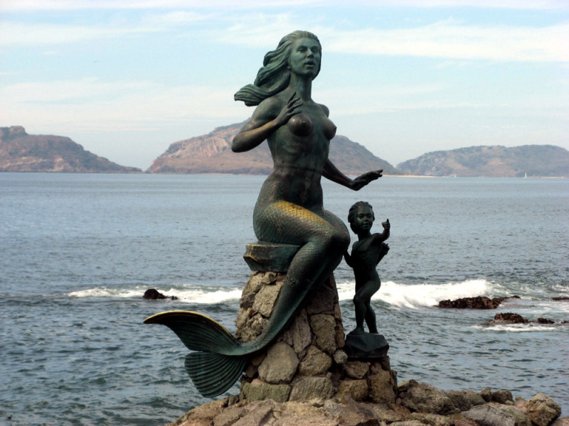 Reina de los Mares mermaid statue.  Photo by Alfonso Topete Ramos.