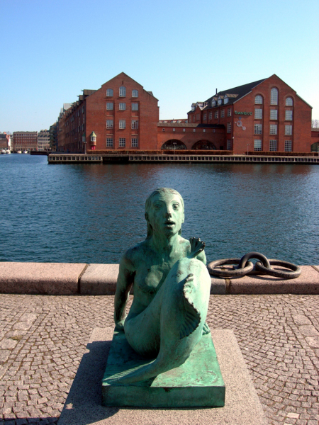 The Black Diamond Mermaid Statue.  Photo © by Olivier Vuigner.