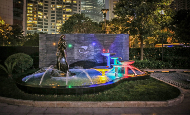 Mermaid Ama in Shanghai.  Photo © by Amaryllis Dierks.