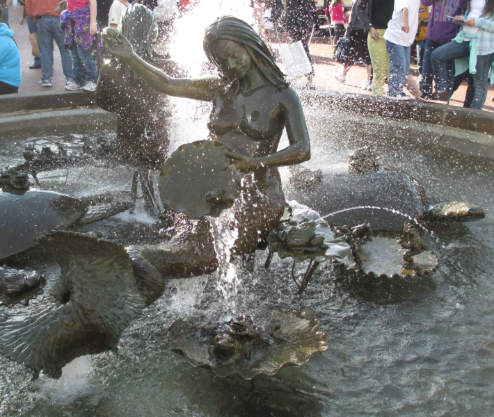 Mermaid Statues in Ghirardelli Square.  Photo © by Diana Jepsen.