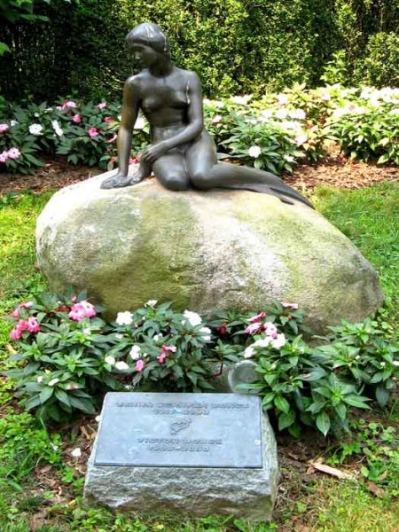 The Little Mermaid - replica on Victor Borge's grave.