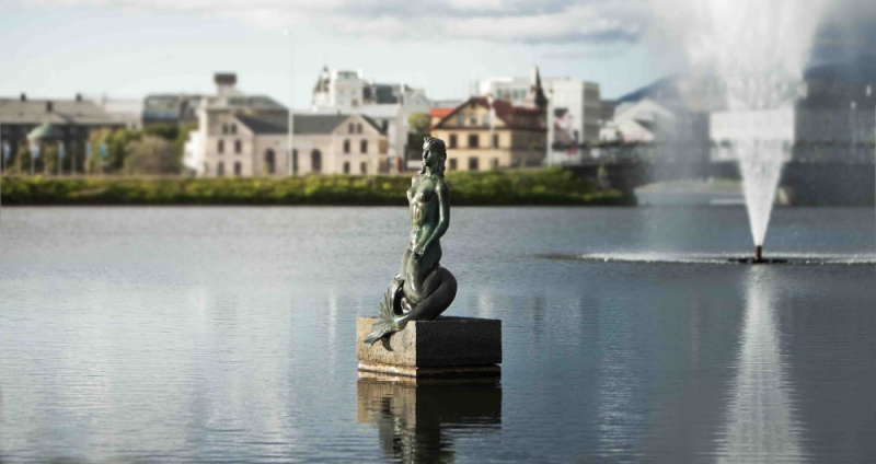 Iceland\'s Hafmeyjan (Mermaid) Statue by Nína Sæmundsson.  Photo © Bjarki Bragason.