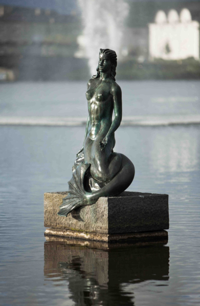 Iceland\'s Hafmeyjan (Mermaid) Statue by Nína Sæmundsson.  Photo © Bjarki Bragason.