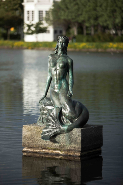 Iceland\'s Hafmeyjan (Mermaid) Statue by Nína Sæmundsson.  Photo © Bjarki Bragason.