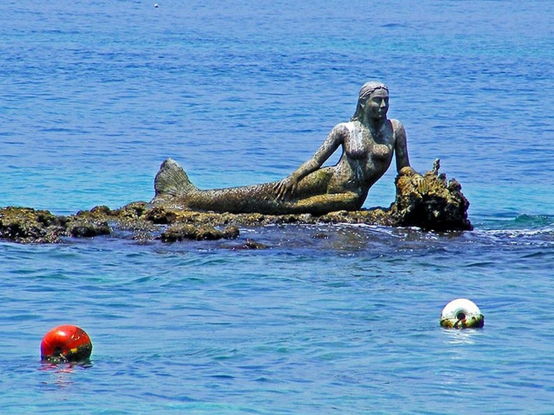 Isla Pirata Mermaid Statue