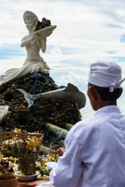 The Coral Reef Mermaid in Jemeluk Bay.  Photo © by Luca Vaime and Marine Foundation.