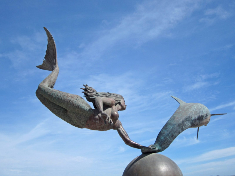 Sirena y Dolfine in La Paz.   Photo © by Charles Lee.