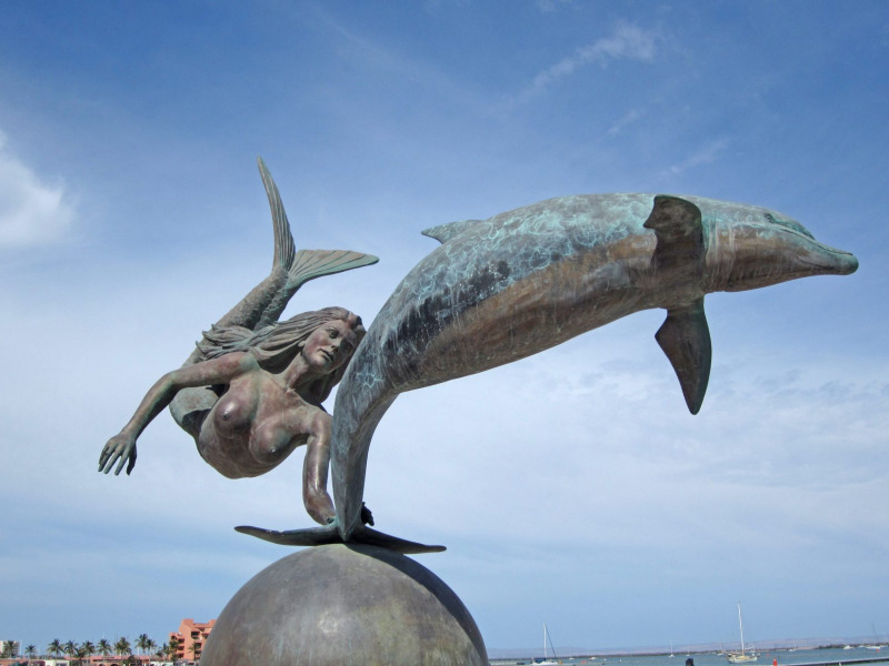 Sirena y Dolfine in La Paz.   Photo © by Charles Lee.