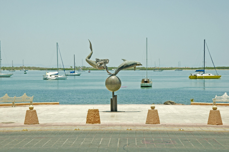 Sirena y Dolfine in La Paz.   Photo © by Eduardo Ysla.