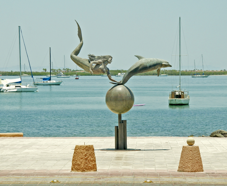 Sirena y Dolfine in La Paz.   Photo © by Eduardo Ysla.
