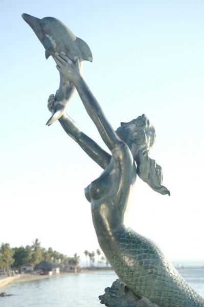 Sirena y Dolfines in La Paz.  Photo © by Eduardo Ysla.