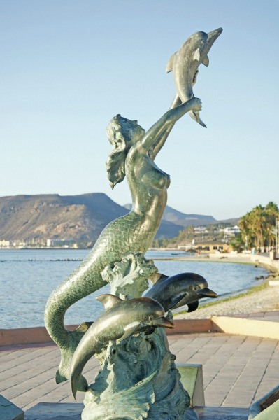 Sirena y Dolfines in La Paz.  Photo © by Eduardo Ysla.