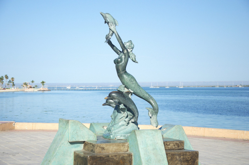 Sirena y Dolfines in La Paz.  Photo © by Eduardo Ysla.
