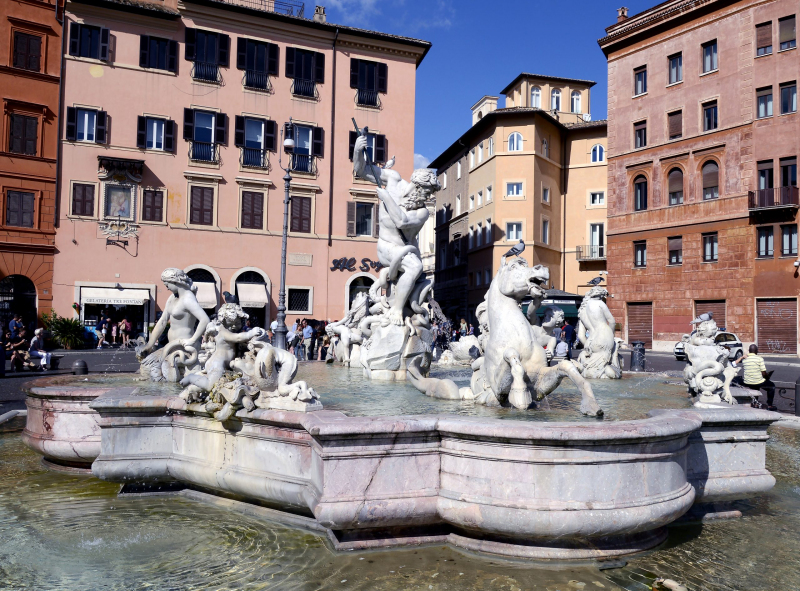 Fontana di Nettuno in Rome.  Photo © by Livio Andronico.