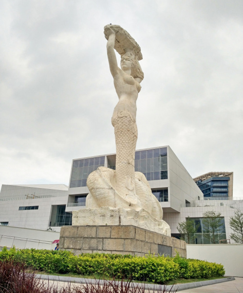 Nuwa Mermaid Goddess of Shenzhen.  Photo © by Yang Dongguong.
