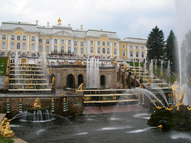 The Peterhof Great Cascade fountains.  Photo by Cottbus.