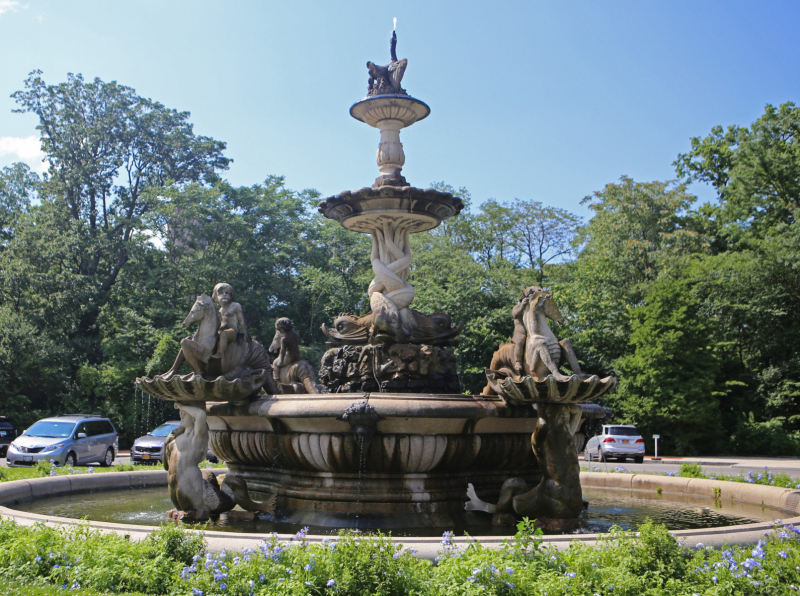 The Rainey Gate Fountain.   Photo © by Brian Benton.