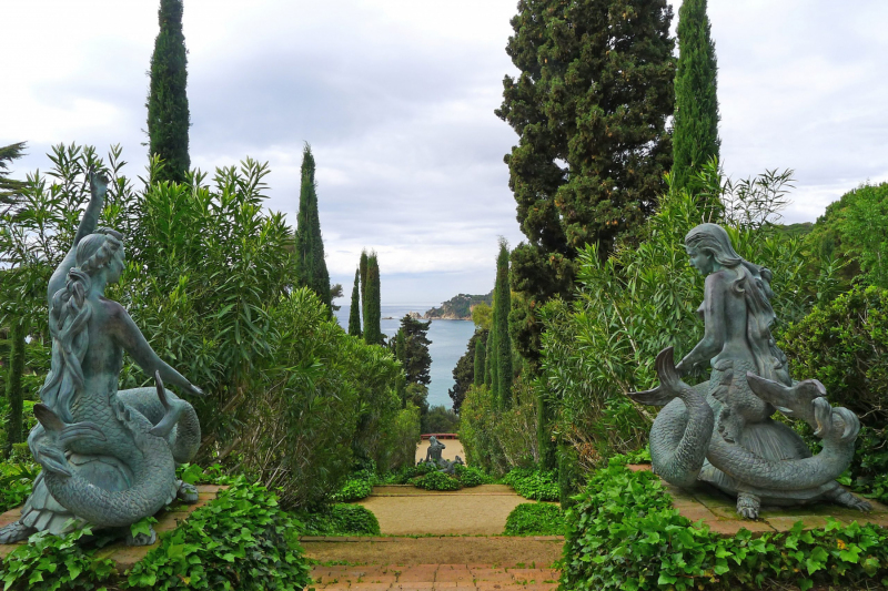 The mermaids of Santa Clotilde.  Photo © by José Luis Filpo Cabana CC3.0