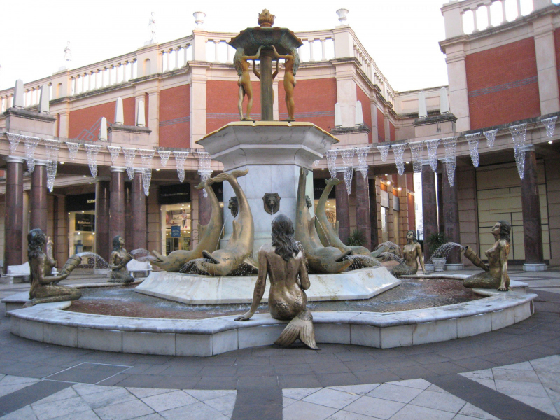 Mermaid Fountain at Barton Square in the Trafford Centre.  Photo © by "Chemical Engineer" CC-BY-SA-4.0