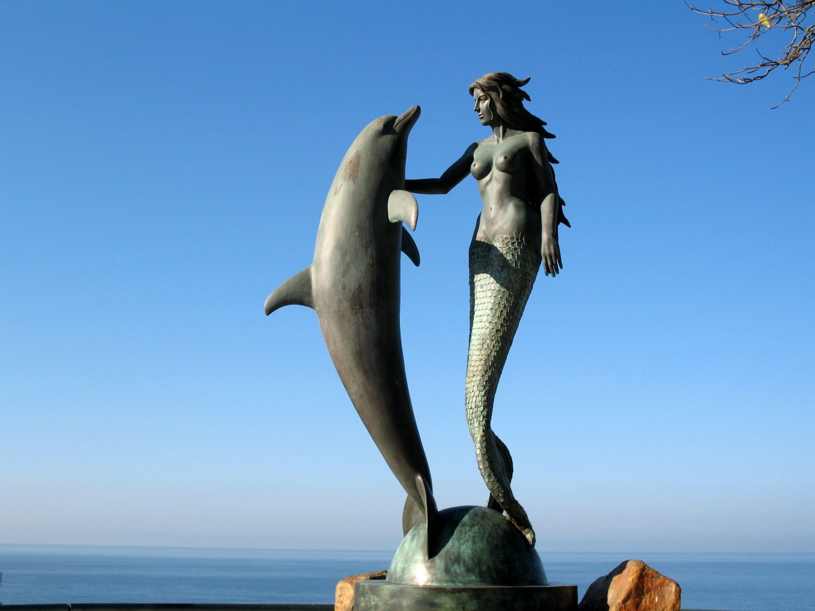 Скульптура Дельфин и Русалка