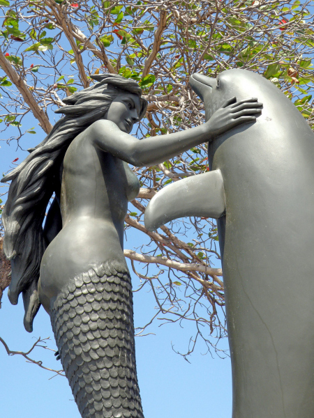Mermaid & Dolphin at Sinfonia del Mar.  Photo © by Eduardo Vazquez.