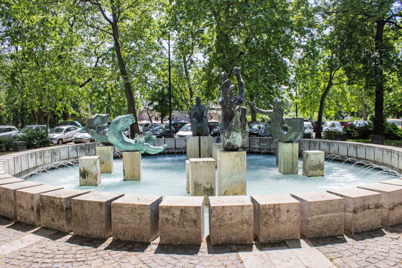 Mermaid fountain in Budapest.  Photo © by János Gömöri
