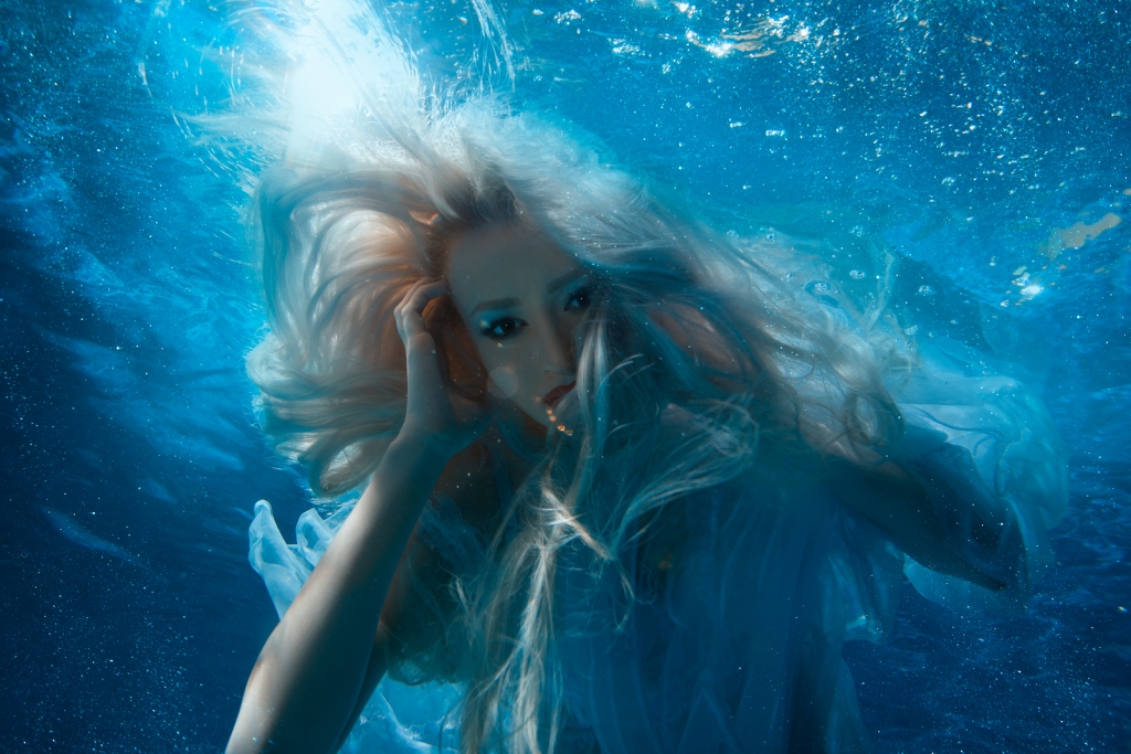 blonde-mermaid-swimming-in-water